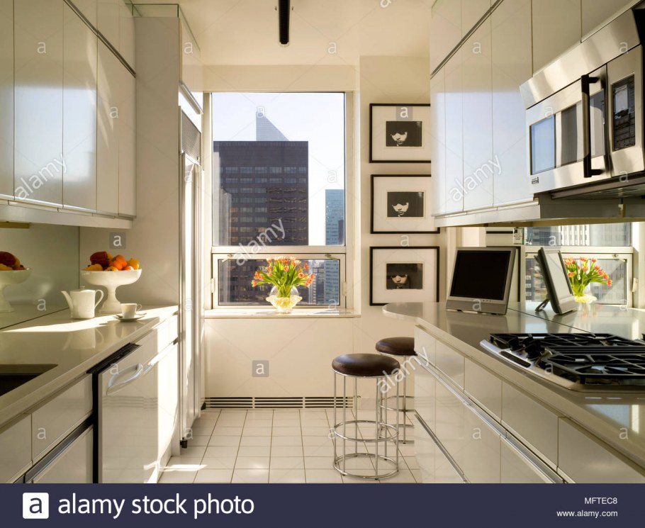 Кухня вдоль стены с окном