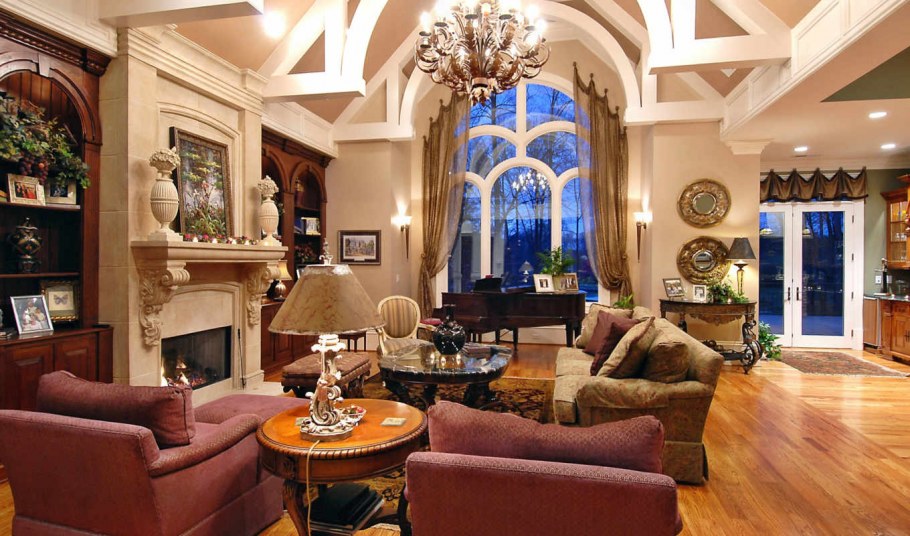 Гостиная в особняке с камином