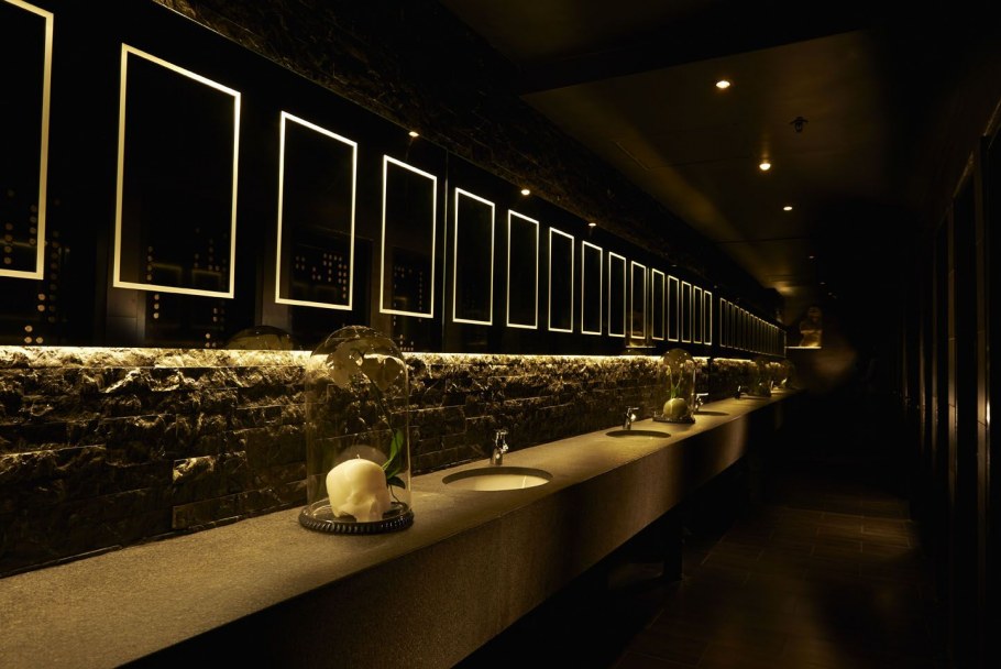 Интерьер туалета в ресторане