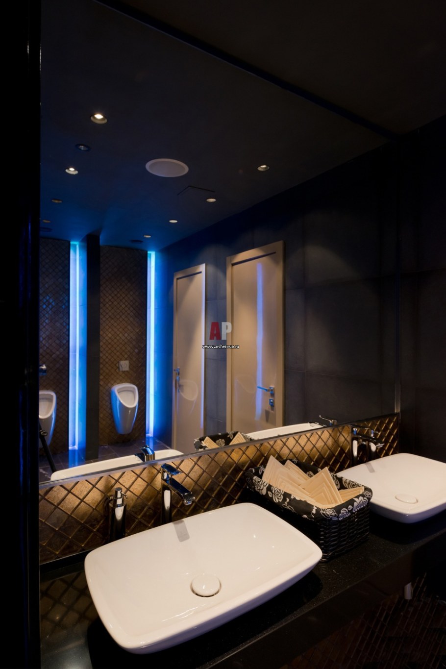 Интерьер туалета в ресторане