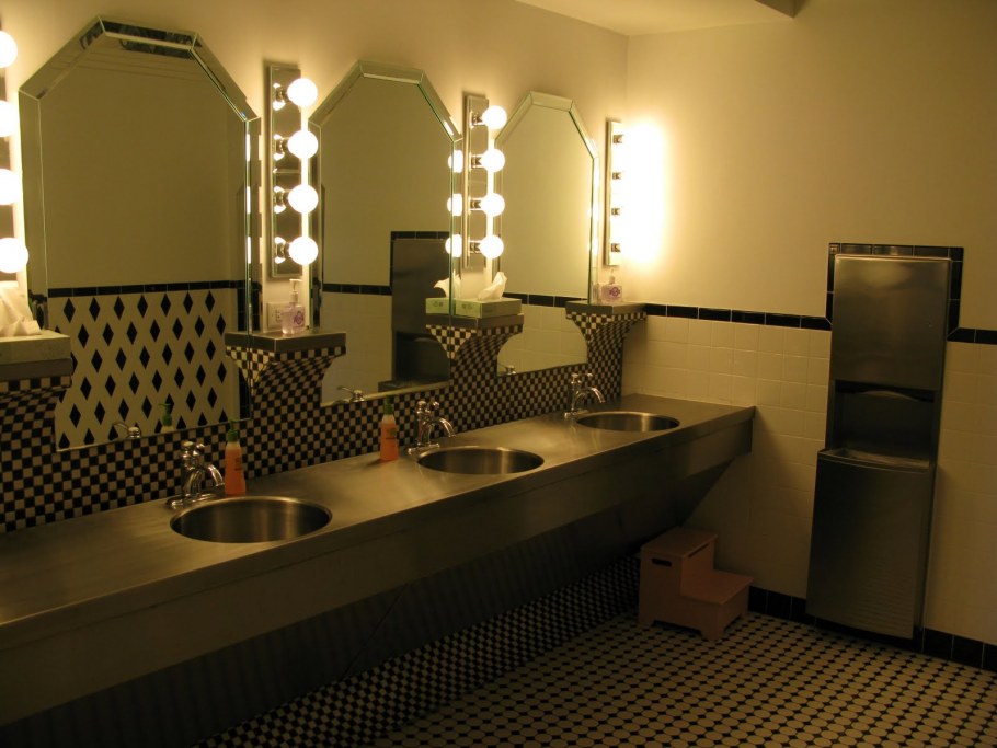 Туалетная комната в клубе