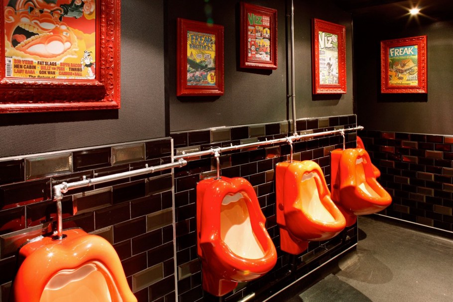 Интерьер туалета в ресторане