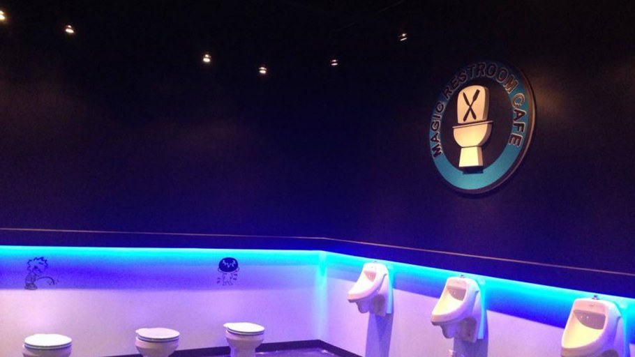 Мужской туалет в клубе