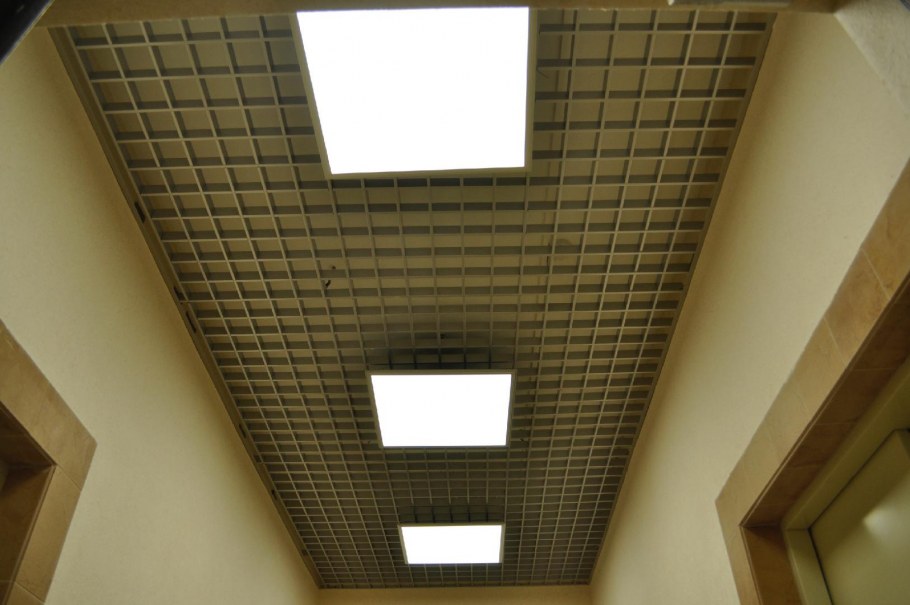Потолок Грильято в коридоре