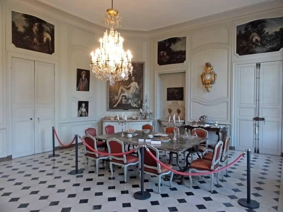 Диван в стиле Шато Шале