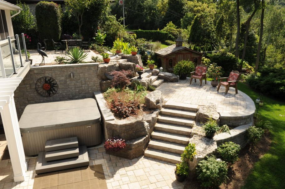 Многоуровневый ландшафт участка