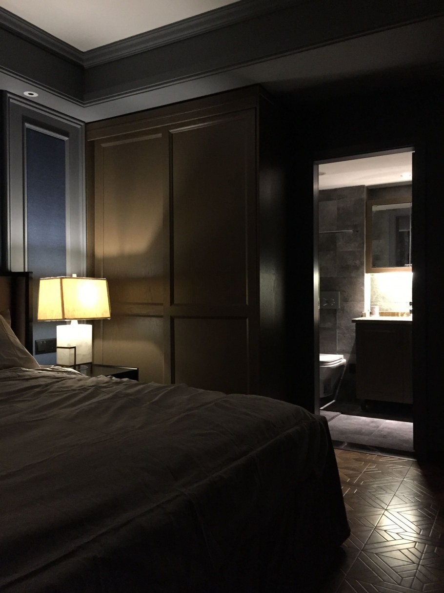 Спальная комната темная