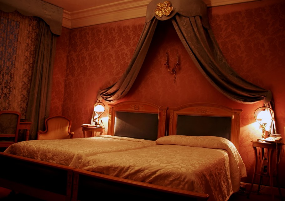 Красные обои в спальне