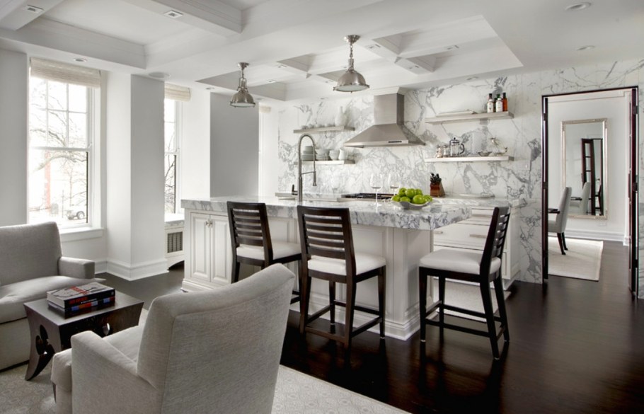 Интерьер кухни с мраморным полом