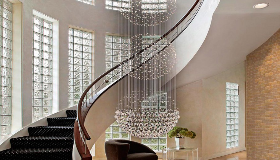 Каскадная люстра в интерьере гостиной