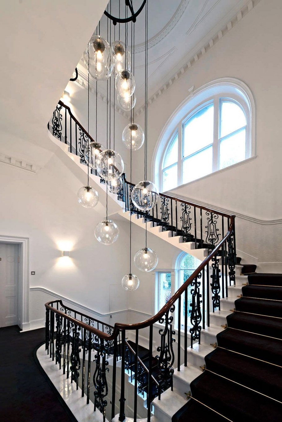 Люстра на лестницу