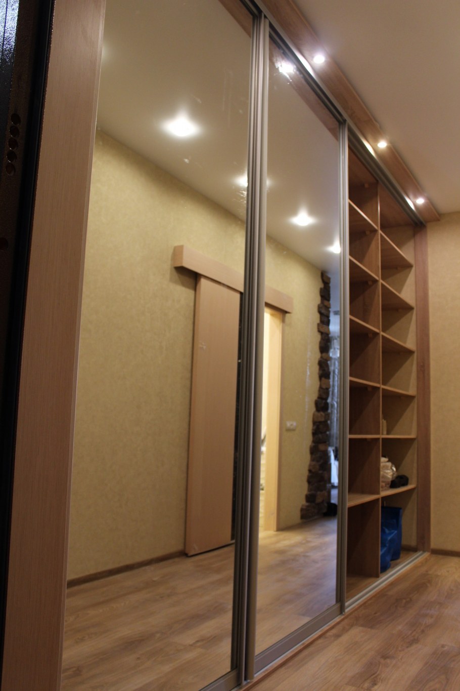 Встроенный шкаф в прихожую