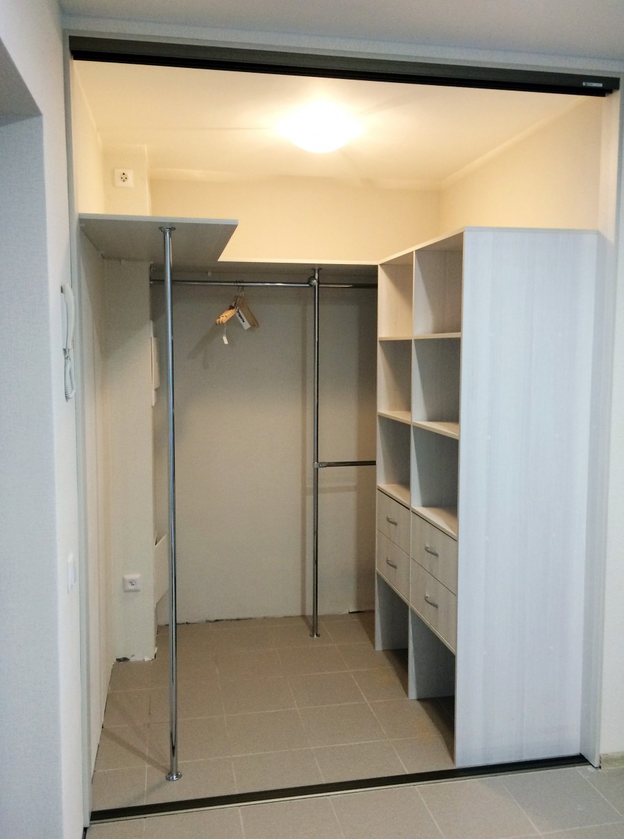 Гардеробная встроенная в нишу