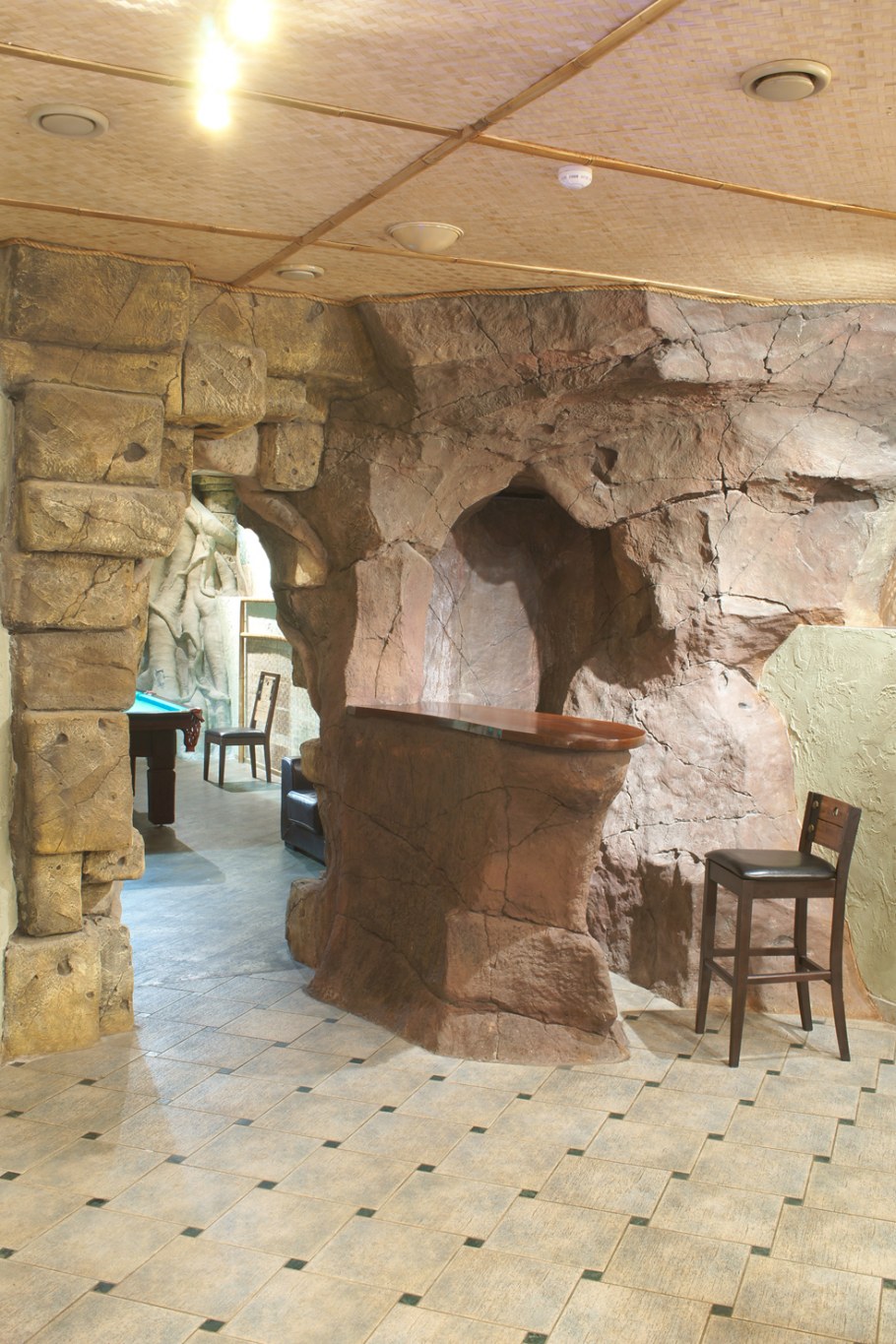 Стена скала в спальне