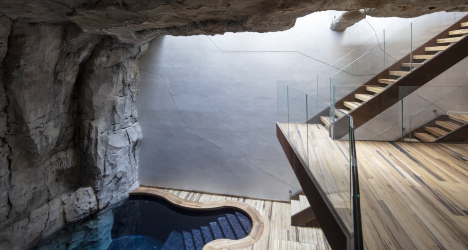 Скала в интерьере ванной