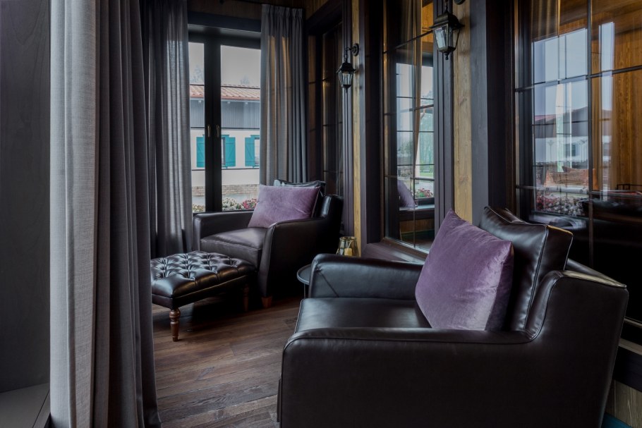 Балкон в темных тонах с черным окном