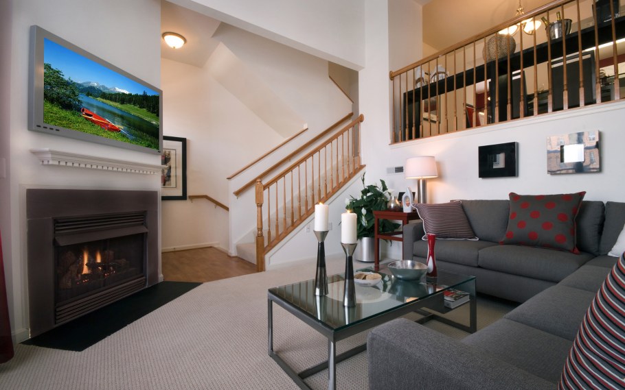 Угловой камин под лестницей