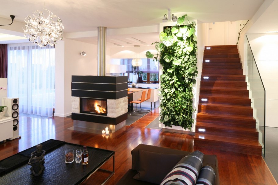 Гостиная с лестницей и камином