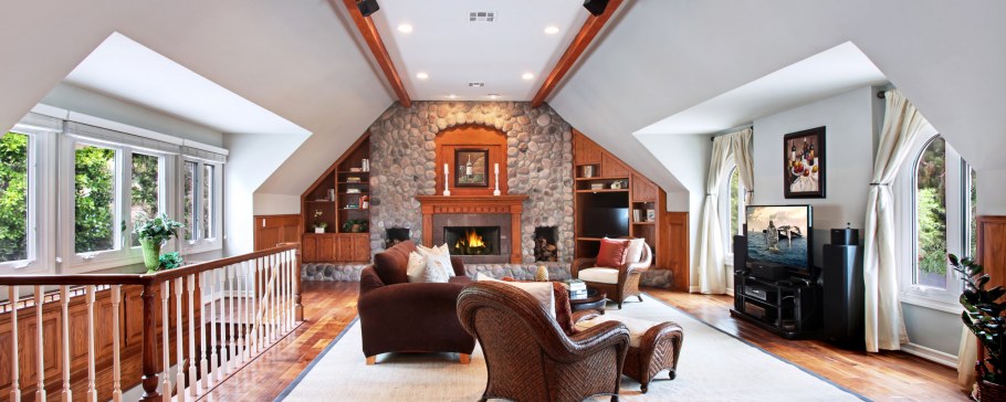 Двухсторонний камин в гостиной под лестницей