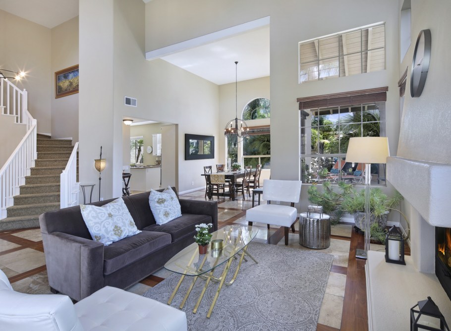 Гостиная с лестницей в американском стиле