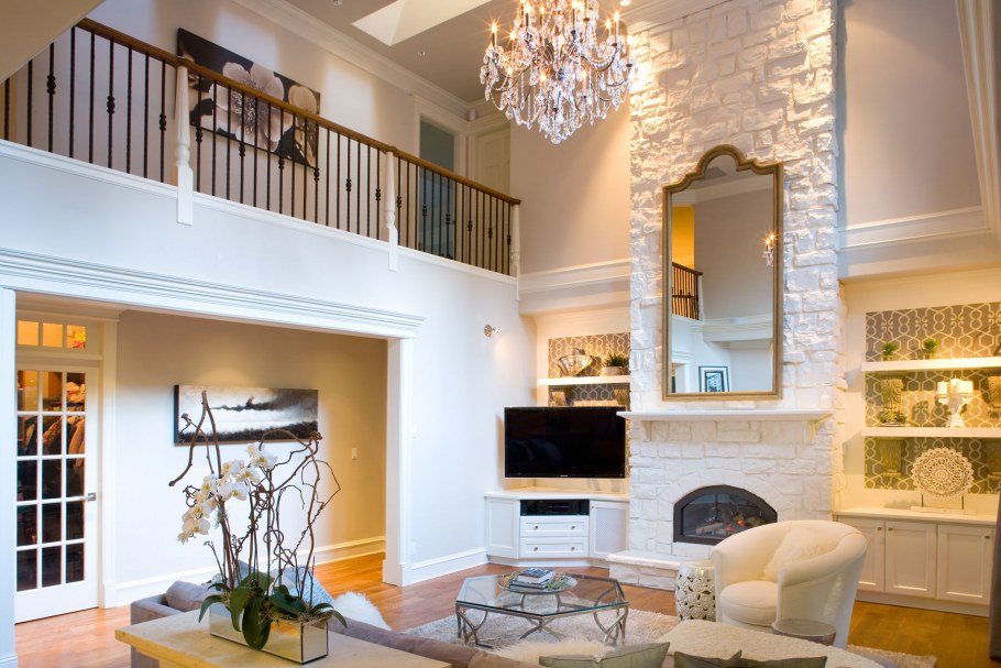 Вытянутая гостиная с лестницей и камином