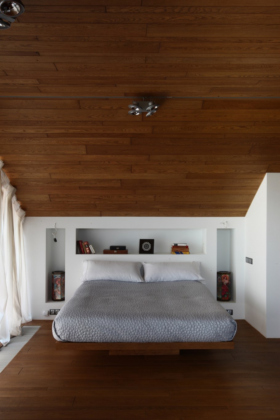 Интерьер спальни на втором этаже