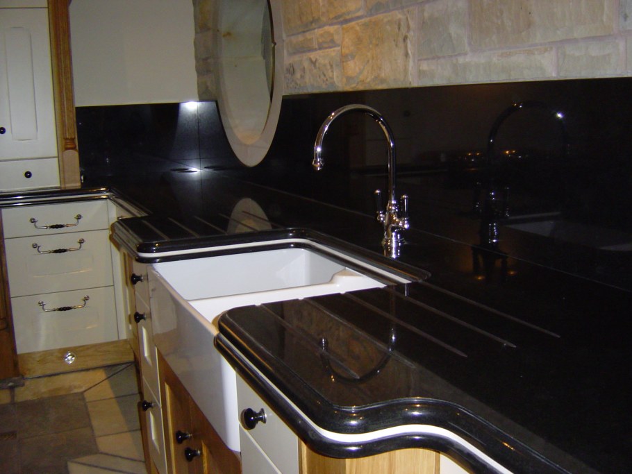 Панель на черной столешнице