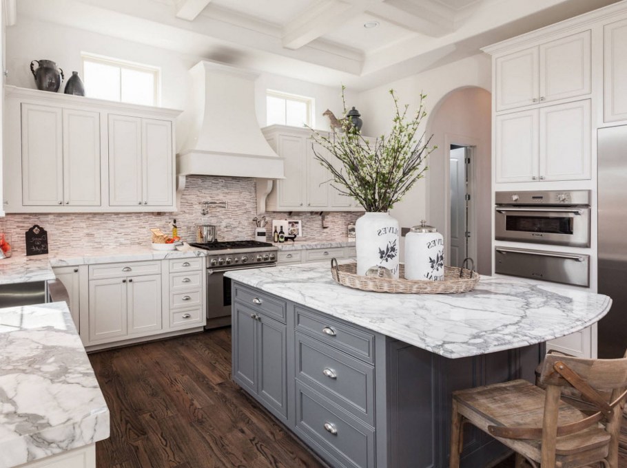 Серая кухня с белой столешницей