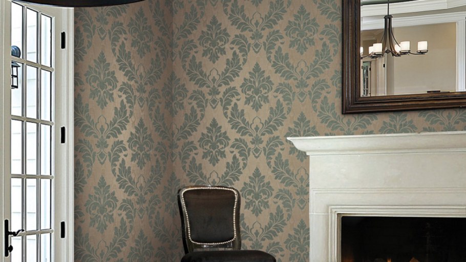 Обои зелёные с дамаском в интерьере