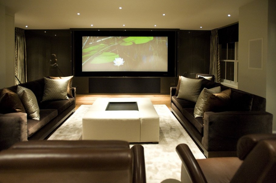 Гостиная с большим телевизором