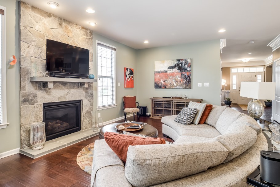 Гостиная с большим диваном и камином