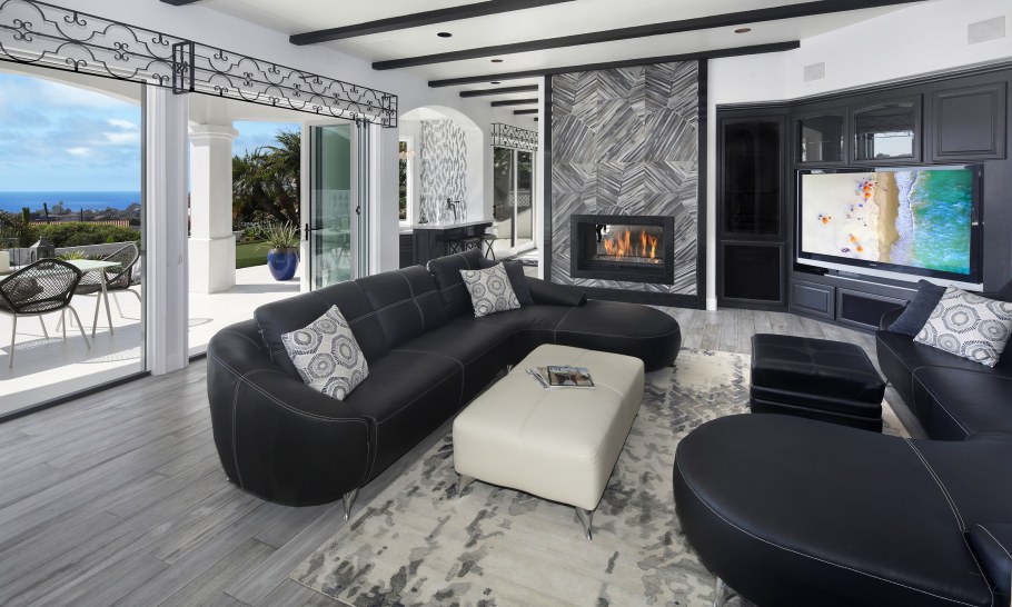 Диван и телевизор