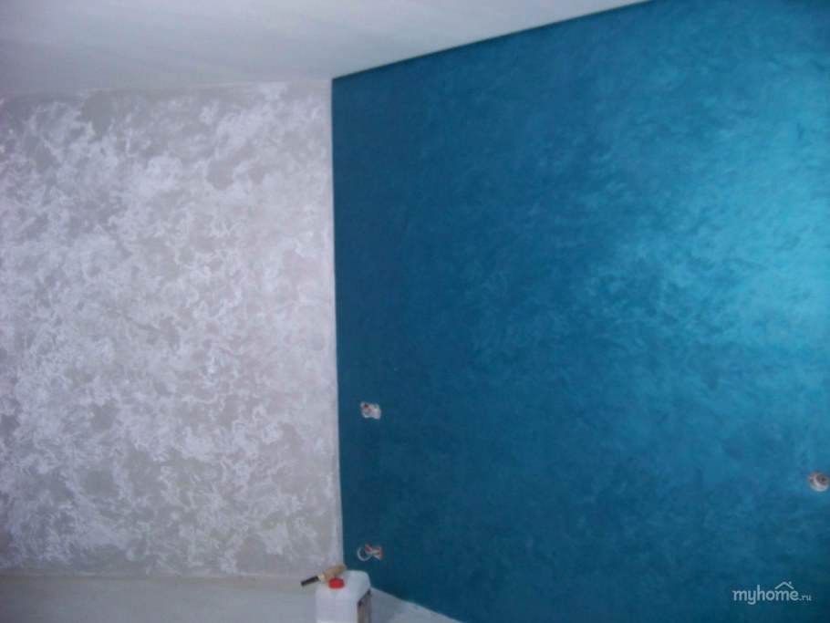 Стена синяя с фактурной краской