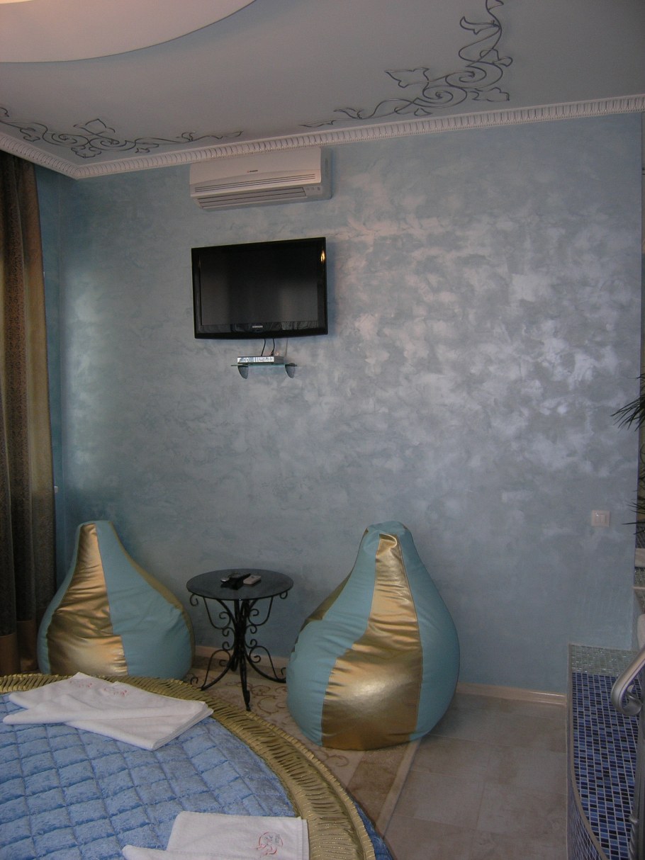 Голубая венецианская штукатурка в интерьере