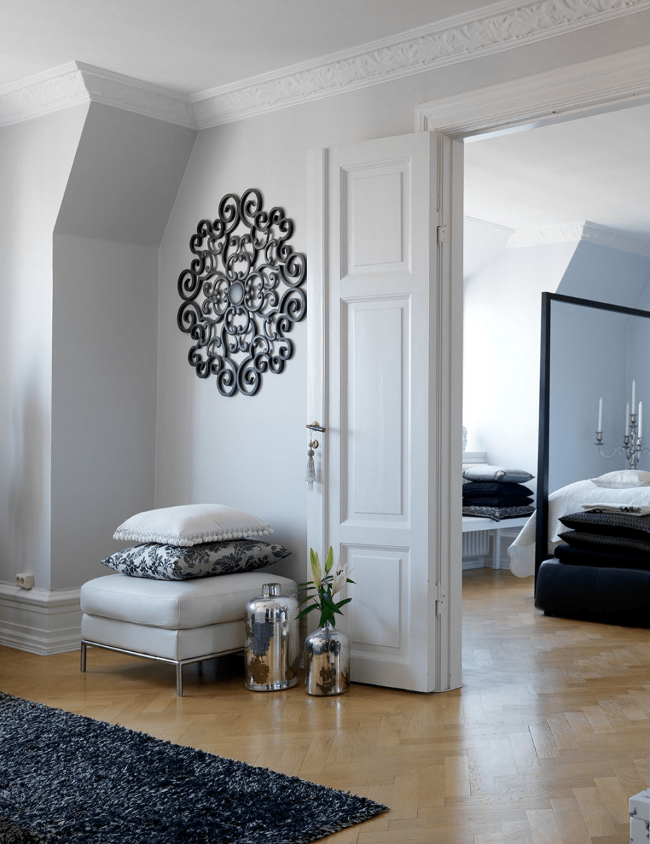 Гостиная с белыми дверями