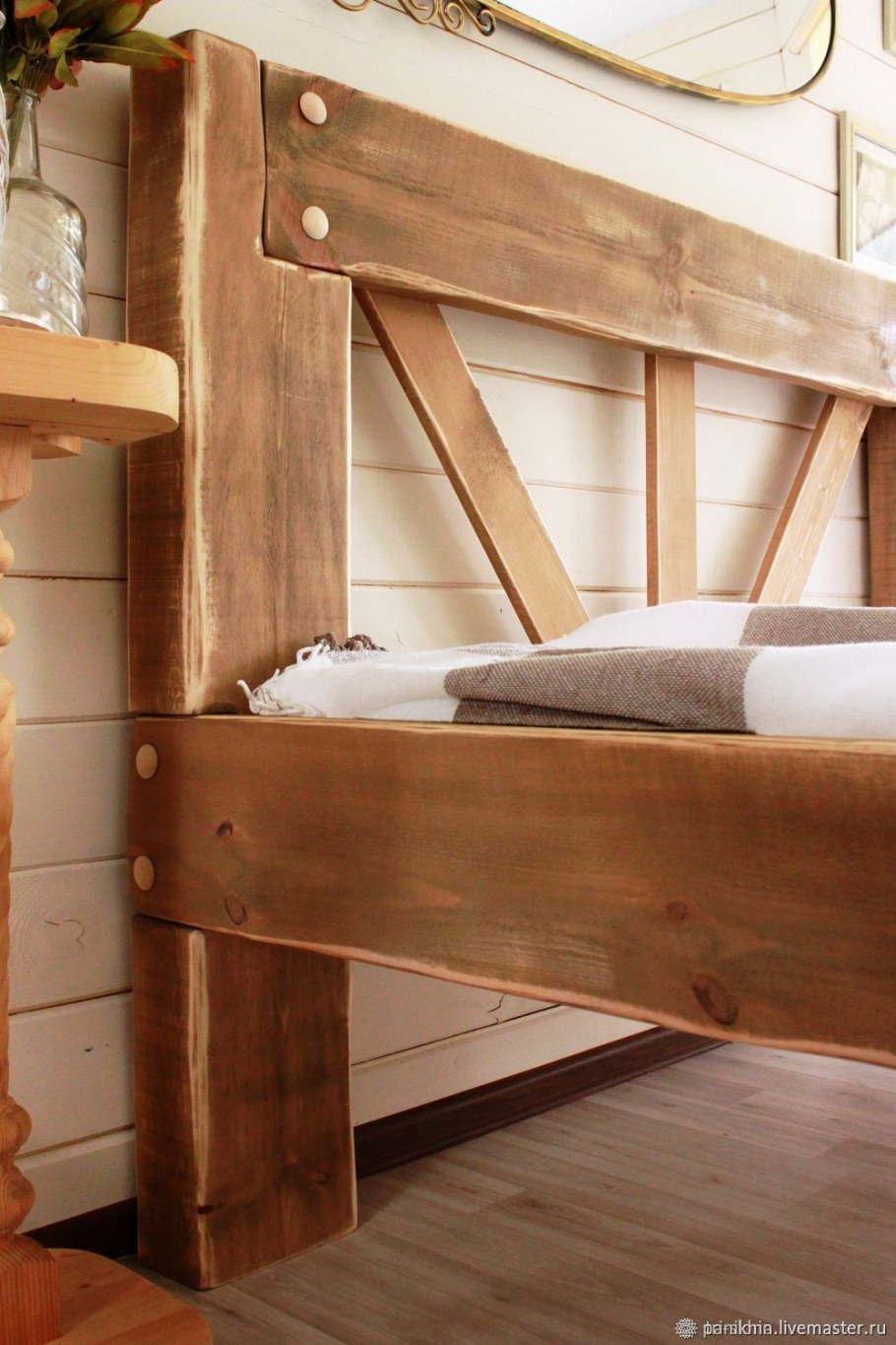 Деревянная кровать