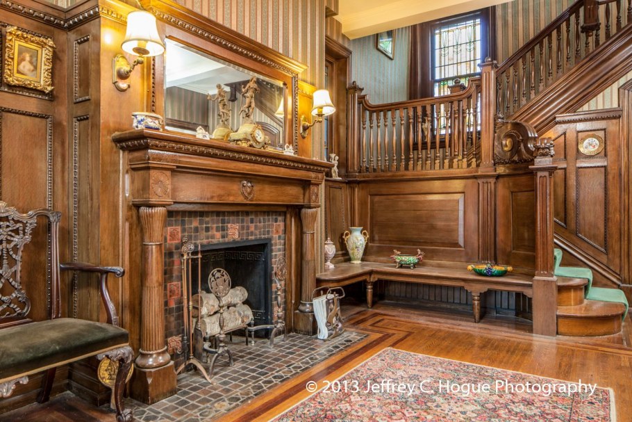 Дом викторианской эпохи с жи