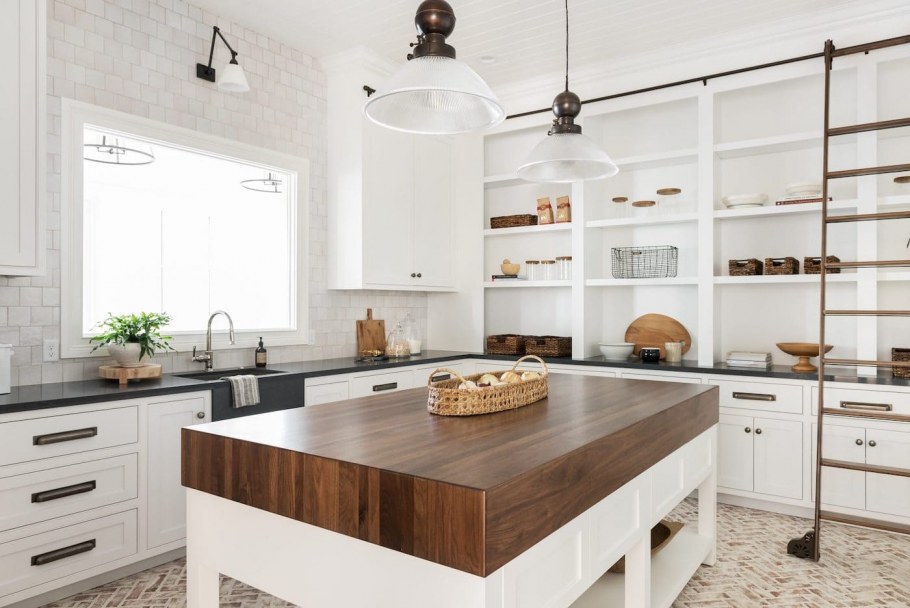 Кухня в Сканди стиле без верхних шкафов