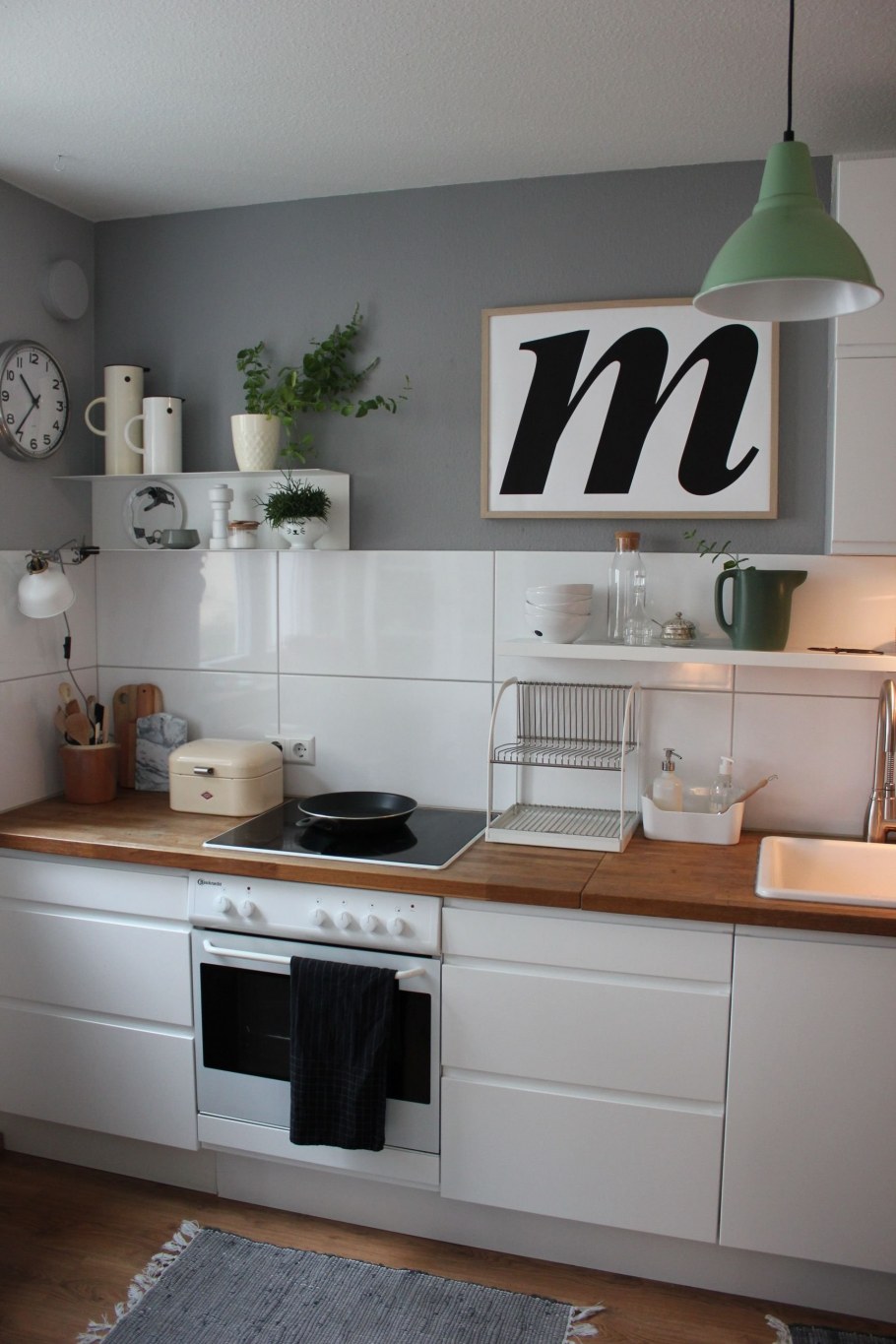 Кухня в скандинавском стиле с темной столешницей