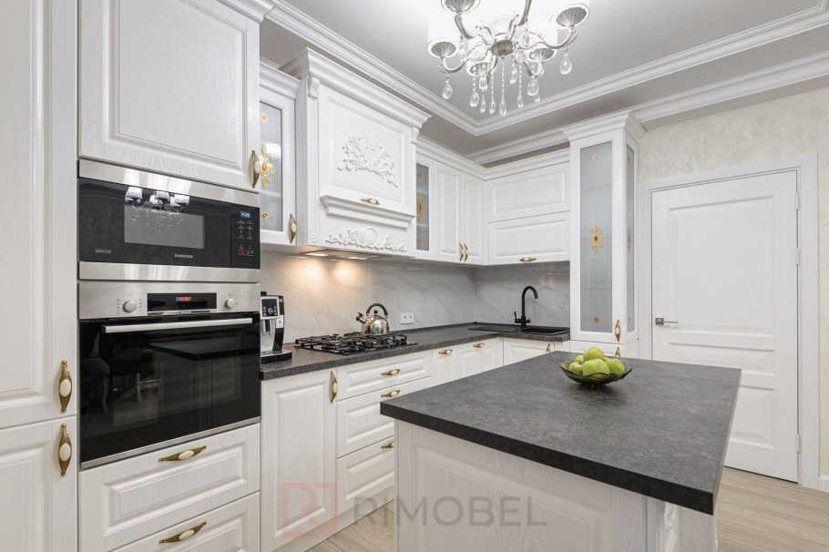 Кухня Неоклассика с черной столешницей