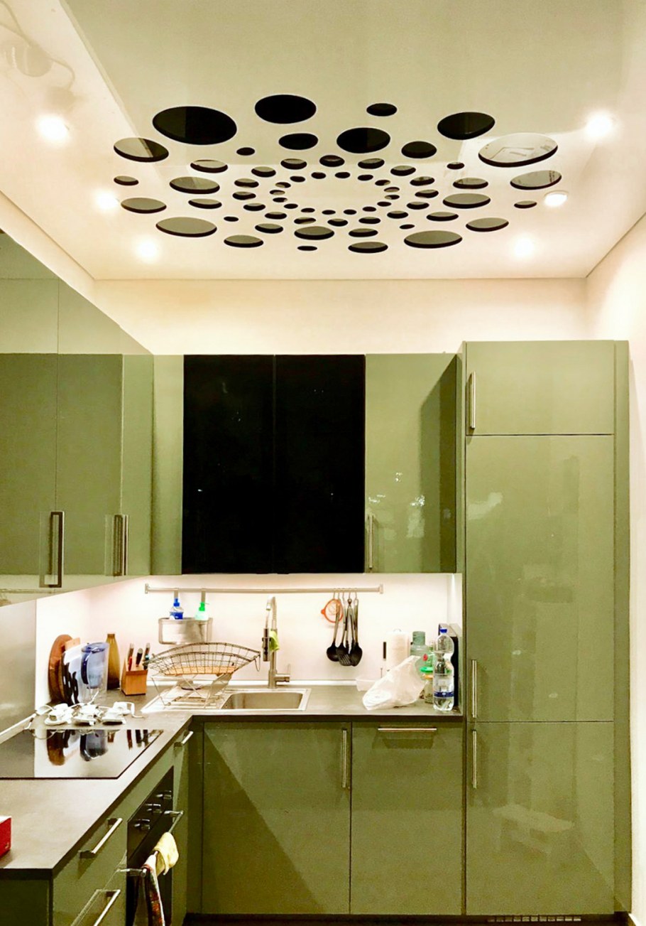 Глянцевый потолок на кухне