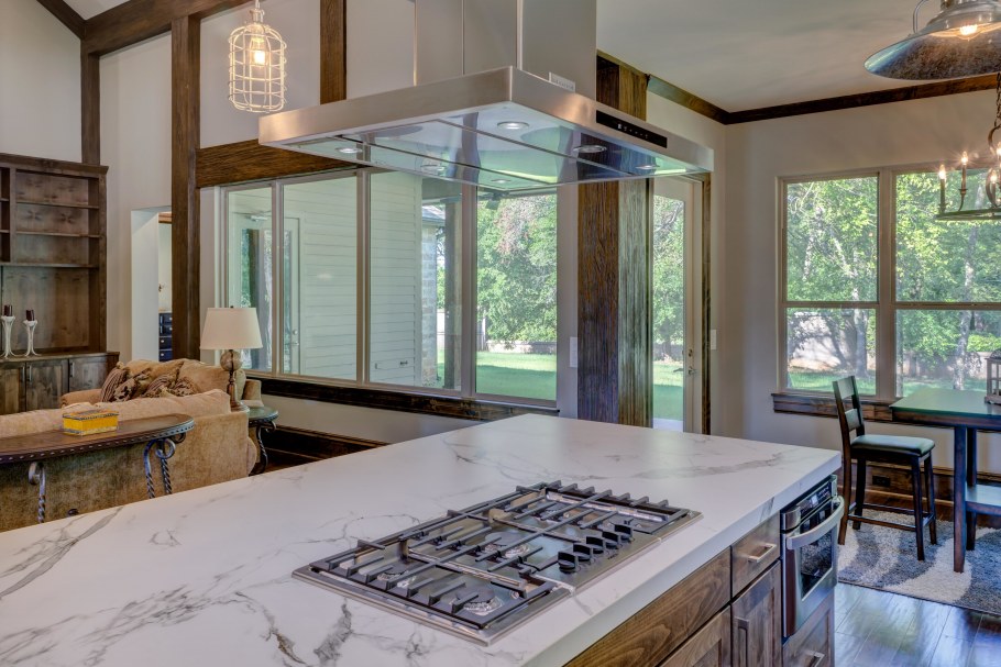 Плита на острове в кухне