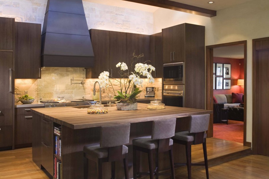 Коричневая кухня с островом