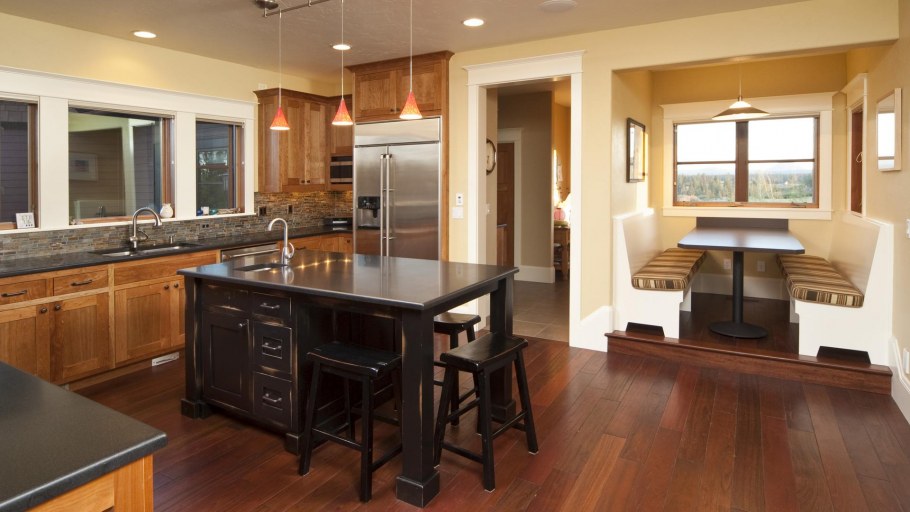 Обеденный стол посреди кухни