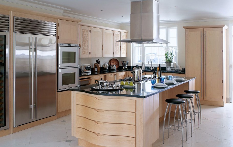 Плита на острове в кухне