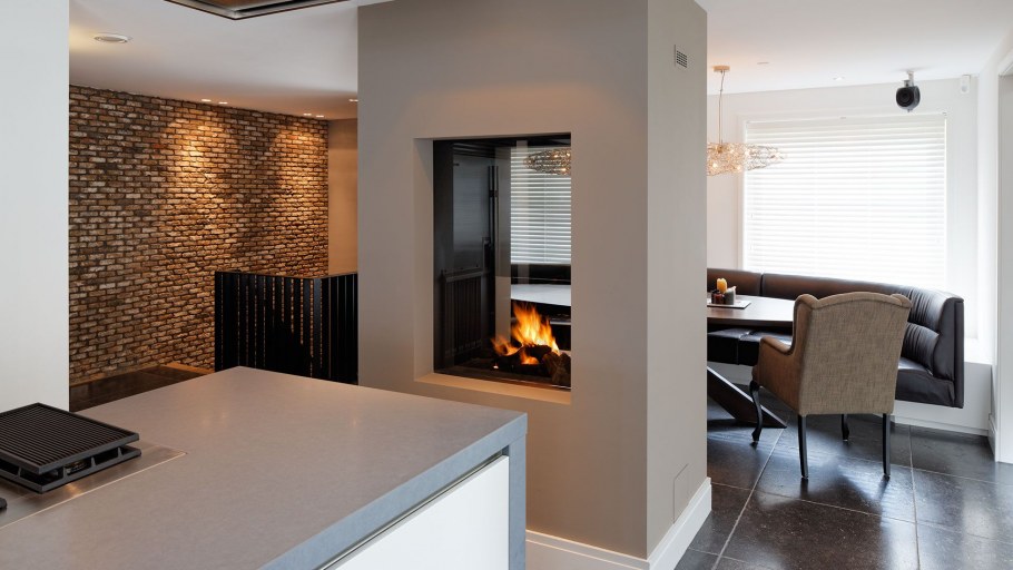 Камин разделяющий кухню и гостиную