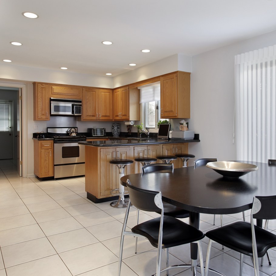 Дизайн кухни посередине комнаты