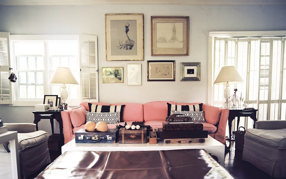 Картины в колониальном интерьере