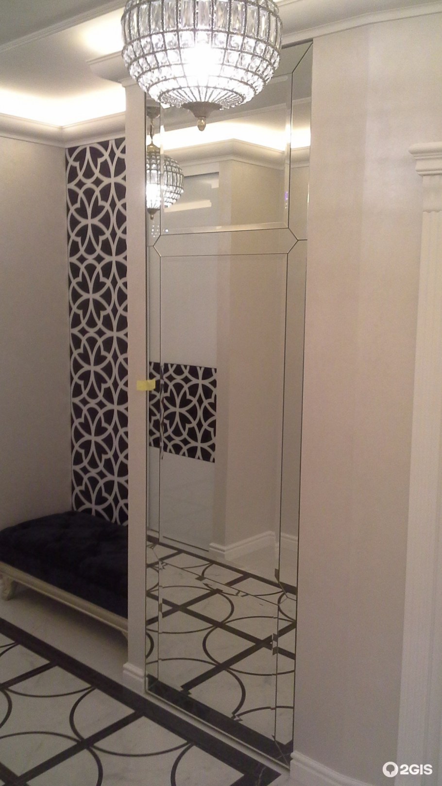 Зеркальное панно в коридоре