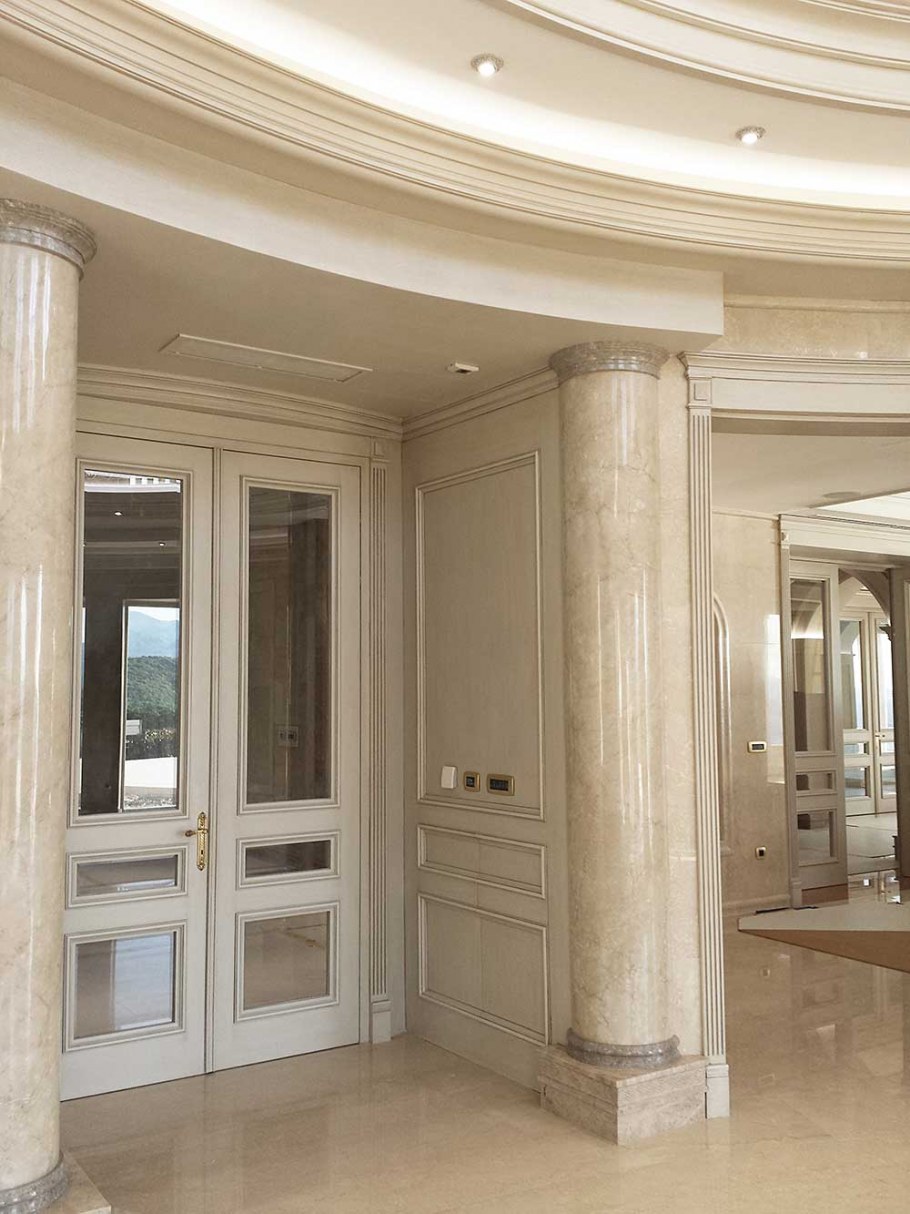 Интерьер прихожей в итальянской улочке